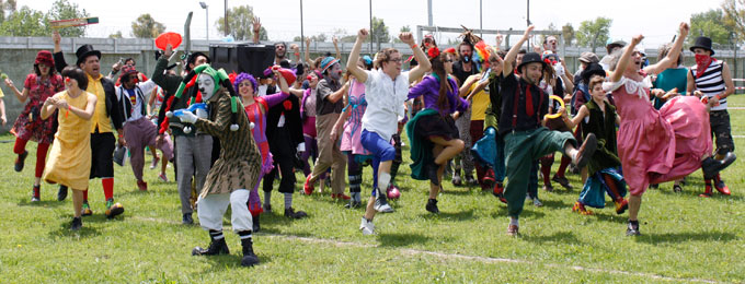Payasos de la película bailando